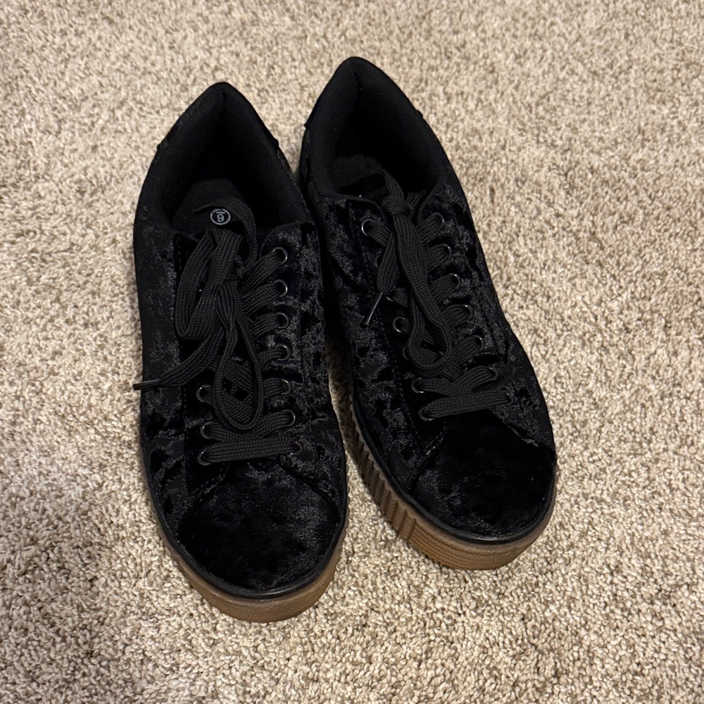 Stylish Black Velvet Women's Sneakers
